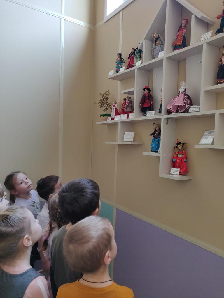 Дети на выставке 2