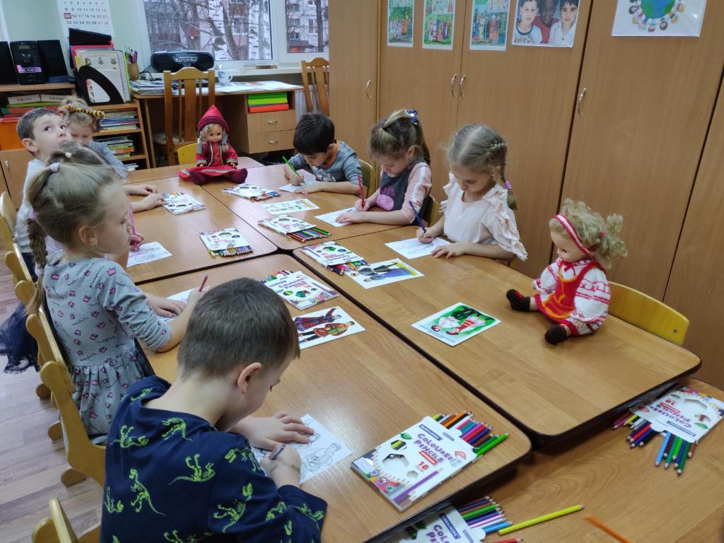 Дети рисуют