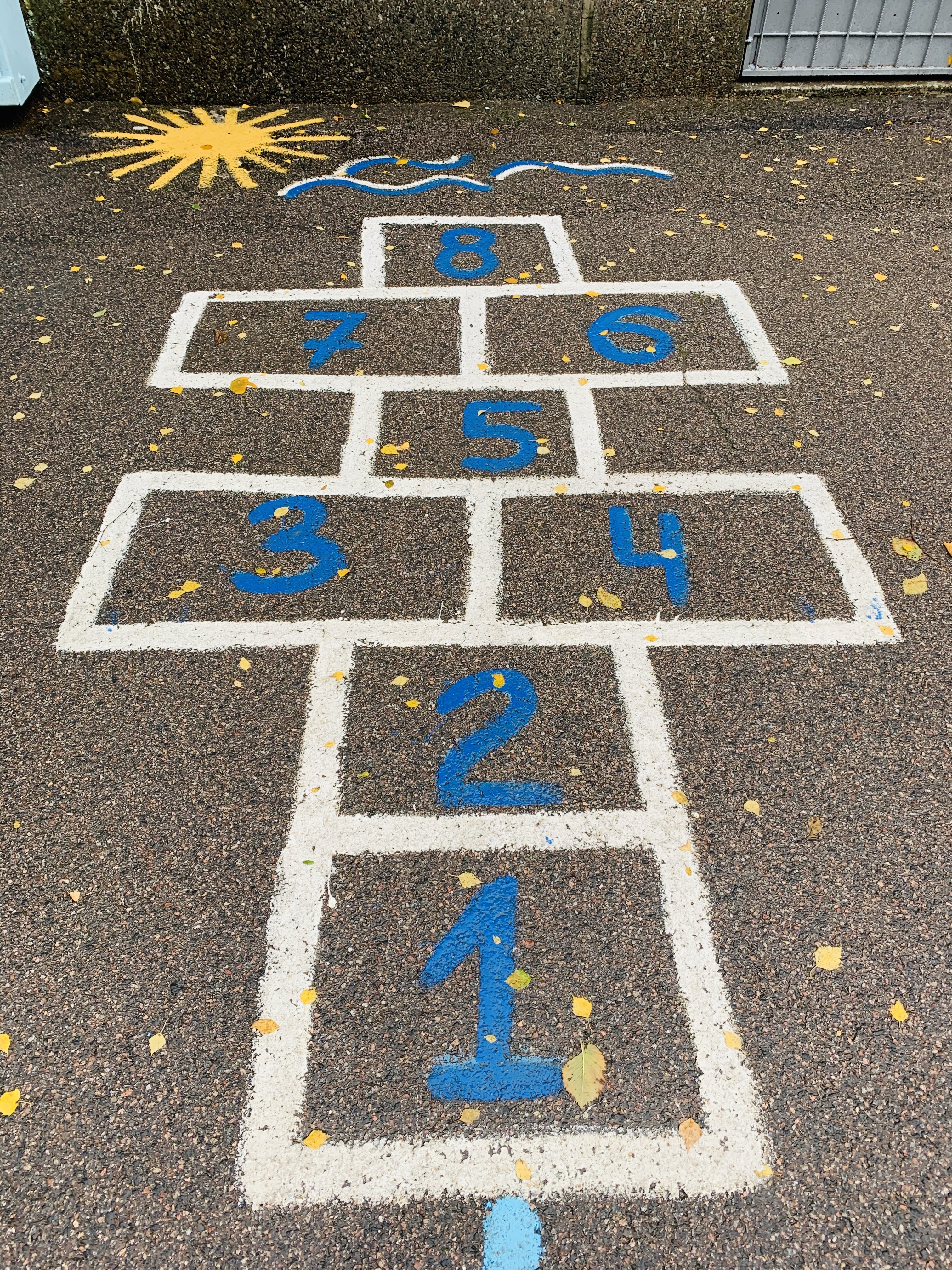 Уличное спортивное игровое обрудование на игровых участках разметка на асфальте 2